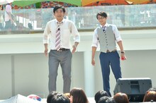 ショートコント「ロボット」を披露するハマカーン。