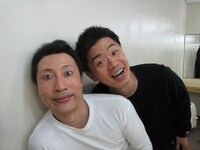 10月24日（木）、25日（金）、大阪・なんばグランド花月にて、「しみけん、すっちーの新喜劇60　～座長に…なりたいんや！～」を開催する清水けんじ（右）とすっちー（左）。