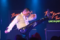 田原俊彦の曲に合わせてトシちゃんダンスを見せるRG。