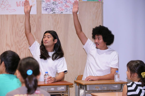 生徒役のハイキングウォーキングQ太郎（左）とトータルテンボス藤田（右）。