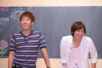 トータルテンボス大村（左）とハイキングウォーキング松田（右）。