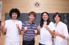 特別授業「まなぶ！あそぶ！楽しいアプリ学」を開催したトータルテンボス先生＆ハイキングウォーキング先生。