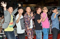 テレビアニメ「バトルスピリッツ」の新シリーズ記者発表会に「バトスピ応援団」として登場した（左から）あべこうじ、ピース綾部、バッドボーイズ、バッファロー吾郎。