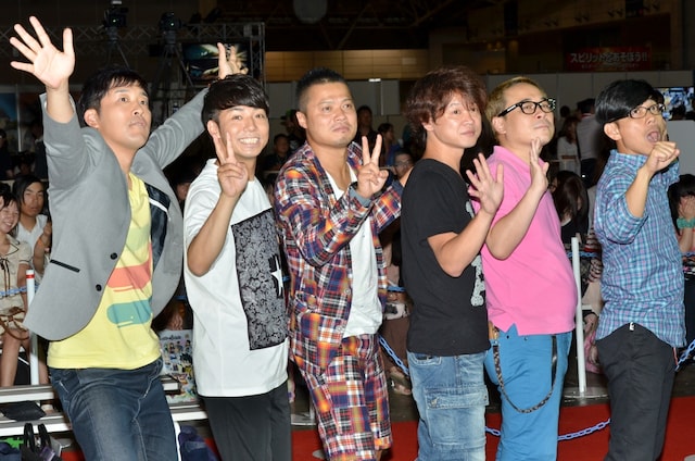 テレビアニメ「バトルスピリッツ」の新シリーズ記者発表会に「バトスピ応援団」として登場した（左から）あべこうじ、ピース綾部、バッドボーイズ、バッファロー吾郎。