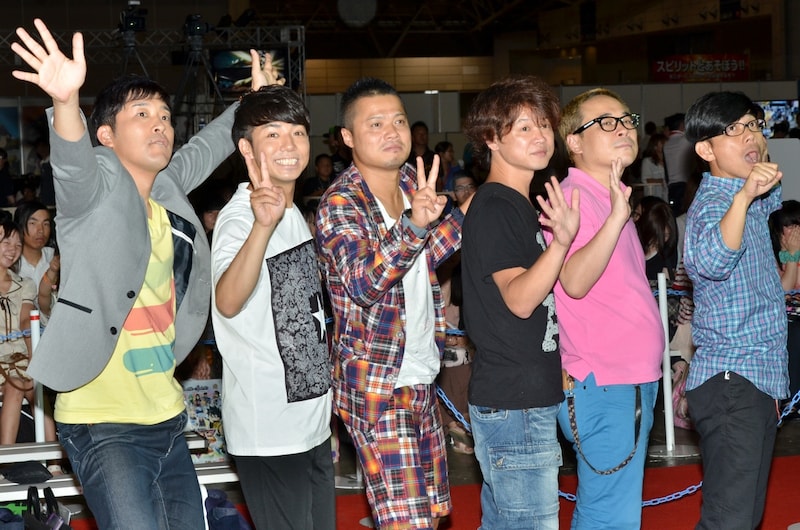 テレビアニメ「バトルスピリッツ」の新シリーズ記者発表会に「バトスピ応援団」として登場した（左から）あべこうじ、ピース綾部、バッドボーイズ、バッファロー吾郎。