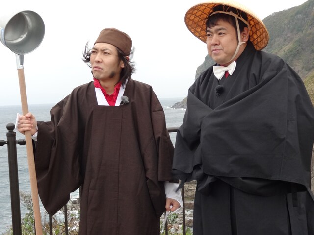 DVD「ブギウギ専務 DVD vol.1 ブギウギ奥の細道 ～旅立ちの章～」に出演するウエスギ専務こと上杉周大、ダイノジ大地（左から）。(c)STV