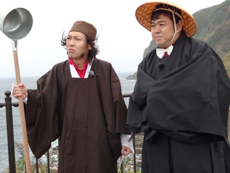 DVD「ブギウギ専務 DVD vol.1 ブギウギ奥の細道 ~旅立ちの章~」に出演するウエスギ専務こと上杉周大、ダイノジ大地(左から)。(c)STV