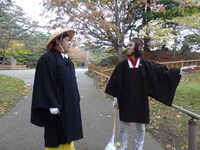 DVD「ブギウギ専務 DVD vol.1『ブギウギ 奥の細道～旅立ちの章～』」の一場面。(c)STV