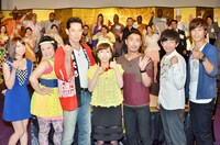 バラエティ特番「世界に売り込め！ご当地グルメでクールジャパン」に出演する（手前左から）芹那、フォーリンラブ・バービー、山下真司、久本雅美、パンサー。マテンロウ・アントニー（後列左から3人目）の姿もあった。