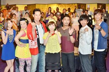 バラエティ特番「世界に売り込め！ご当地グルメでクールジャパン」に出演する（手前左から）芹那、フォーリンラブ・バービー、山下真司、久本雅美、パンサー。マテンロウ・アントニー（後列左から3人目）の姿もあった。