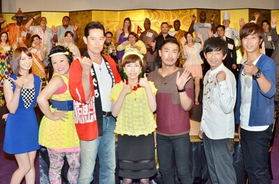 バラエティ特番「世界に売り込め！ご当地グルメでクールジャパン」に出演する（手前左から）芹那、フォーリンラブ・バービー、山下真司、久本雅美、パンサー。マテンロウ・アントニー（後列左から3人目）の姿もあった。
