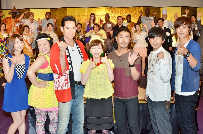 バラエティ特番「世界に売り込め!ご当地グルメでクールジャパン」に出演する(手前左から)芹那、フォーリンラブ・バービー、山下真司、久本雅美、パンサー。マテンロウ・アントニー(後列左から3人目)の姿もあった。