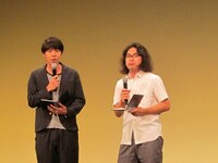 司会のロッチ。冒頭のアンガールズ山根のタンクトップに疑問の様子だった。