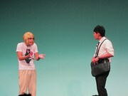 外国人に訪問販売というテーマのコントで絶妙な展開を披露したロビンソンズ。