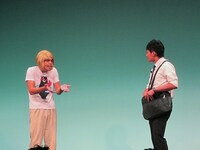 外国人に訪問販売というテーマのコントで絶妙な展開を披露したロビンソンズ。