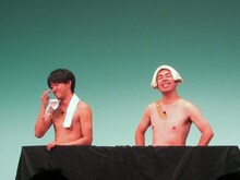 ケチン・ダ・コチンのコントは温泉での1コマ。素晴らしい歌声が響き渡った。