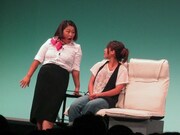 シリフリのコント。ハイテンションな謎のキャビンアテンダント松丸に振り回される原。