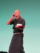 あばれる君コントの舞台はそばの出前。ダメ店主に負けじと立ち向かう壮大なドラマ。