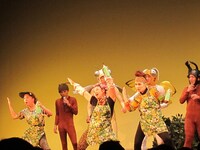 ガッツ＆スターのアカペラコントに参加したやしろ優ら。