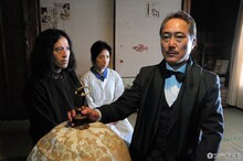 「水木しげるのゲゲゲの怪談」の「不死鳥を飼う男」で主演を務めるピース又吉（左）と映美くらら、佐野史郎。(c)フジテレビ