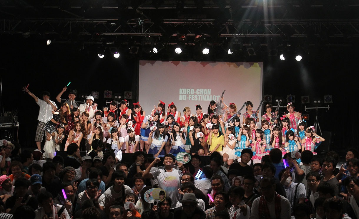 「アンジャッシュ児嶋の今夜はイジらないで!!SP『クロちゃんDD祭り 01』」記念撮影の模様。