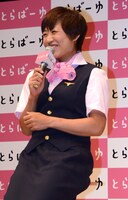 CAの衣装を披露した南海キャンディーズ・しずちゃん。