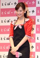 CMでも披露しているネイリストの衣装で登場した大政絢。