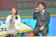 （左から）友近、岩田剛典。
