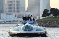 映画「キャプテンハーロック」のレッドカーペットイベントに、ホタルナに乗って登場した（左から）荒牧伸志監督、古田新太、小栗旬、三浦春馬、福田彩乃。