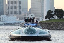 映画「キャプテンハーロック」のレッドカーペットイベントに、ホタルナに乗って登場した（左から）荒牧伸志監督、古田新太、小栗旬、三浦春馬、福田彩乃。