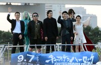 映画「キャプテンハーロック」のレッドカーペットイベントに、ホタルナに乗って登場した（左から）荒牧伸志監督、古田新太、小栗旬、三浦春馬、福田彩乃。