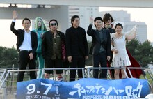 映画「キャプテンハーロック」のレッドカーペットイベントに、ホタルナに乗って登場した（左から）荒牧伸志監督、古田新太、小栗旬、三浦春馬、福田彩乃。