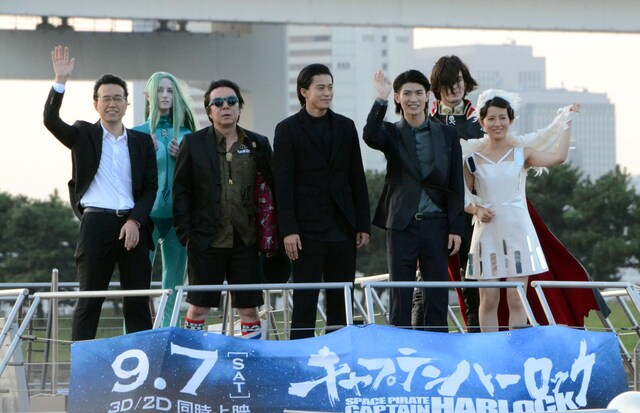 映画「キャプテンハーロック」のレッドカーペットイベントに、ホタルナに乗って登場した（左から）荒牧伸志監督、古田新太、小栗旬、三浦春馬、福田彩乃。