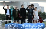 映画「キャプテンハーロック」のレッドカーペットイベントに、ホタルナに乗って登場した(左から)荒牧伸志監督、古田新太、小栗旬、三浦春馬、福田彩乃。