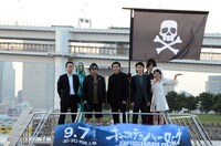 映画「キャプテンハーロック」のレッドカーペットイベントに、ホタルナに乗って登場した（左から）荒牧伸志監督、古田新太、小栗旬、三浦春馬、福田彩乃。