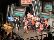 初参加のよしログデミー賞で、なんとか目立とうとかわいらしさを強調するウーマンラッシュアワー村本。