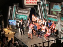 初参加のよしログデミー賞で、なんとか目立とうとかわいらしさを強調するウーマンラッシュアワー村本。