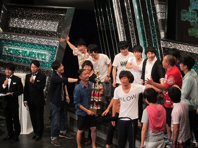 「第4回よしログデミー賞」最優秀賞はパンサー。写真はエンディングの様子。