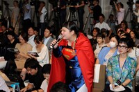 映画「マン・オブ・スティール」来日記者会見で質疑応答に参加した渡辺直美。