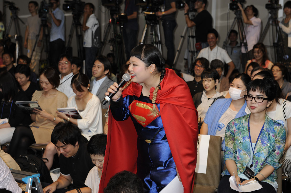 映画「マン・オブ・スティール」来日記者会見で質疑応答に参加した渡辺直美。