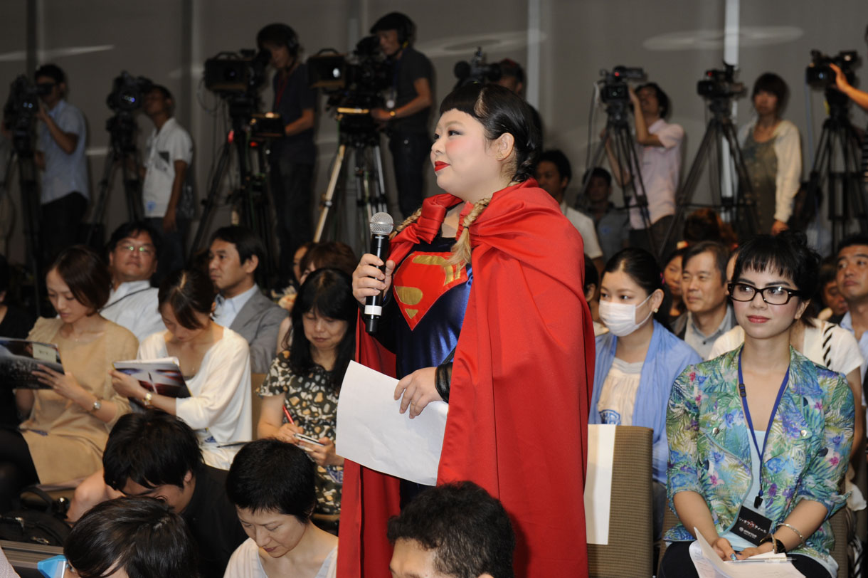 映画「マン・オブ・スティール」来日記者会見で質疑応答に参加した渡辺直美。