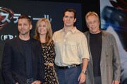 （右から）ザック・スナイダー監督、主演のヘンリー・カビル、製作のデボラ・スナイダー、チャールズ・ローブン。