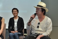 古田新太（右）と、青木さやか（左）。