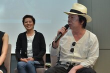 古田新太（右）と、青木さやか（左）。