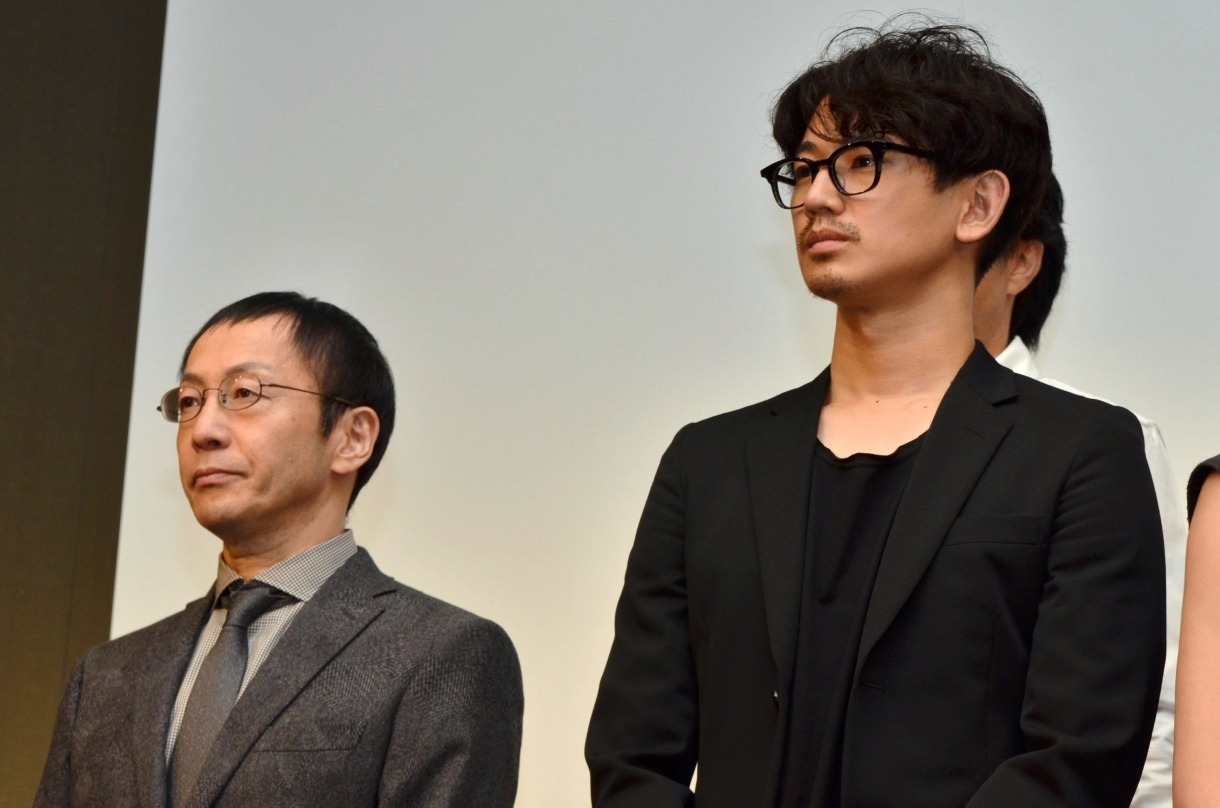 （左から）野田秀樹、瑛太。