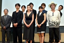 舞台「NODA・MAP第18回公演『MIWA』」の制作発表記者会見に出席した（手前左から）野田秀樹、瑛太、宮沢りえ、井上真央、古田新太、（後列左から）池田成志、小出恵介、浦井健治、青木さやか。