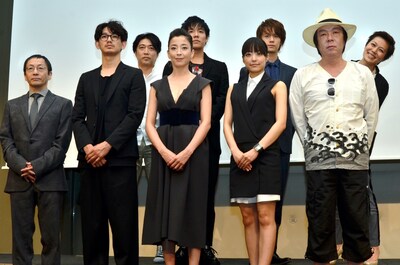 舞台「NODA・MAP第18回公演『MIWA』」の制作発表記者会見に出席した（手前左から）野田秀樹、瑛太、宮沢りえ、井上真央、古田新太、（後列左から）池田成志、小出恵介、浦井健治、青木さやか。
