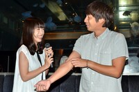 「血管フェチ」だと語る大谷澪（左）と、その話からエロい持論を展開するチュートリアル徳井（右）。