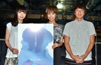 映画「ジェリー・フィッシュ」の公開直前トークイベントに登場した（左から）主演の大谷澪、花井瑠美と、チュートリアル徳井。本イベントは作品のタイトルにちなみ、巨大なクラゲの水槽を配置したレストランにて行われた。