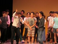 野田が現在の野田に変わった「完全なつなぎ目」を再現する渡部。